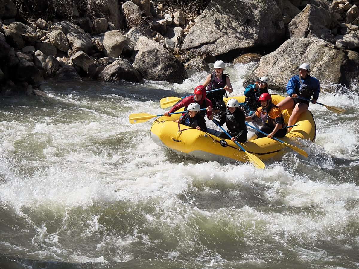 yellow-raft-on-salmon-river